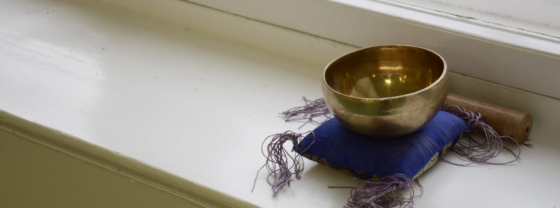 Auf einem Fensterbrett steht eine Schüssel auf einem Kissen.